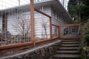 Stair step wire fence